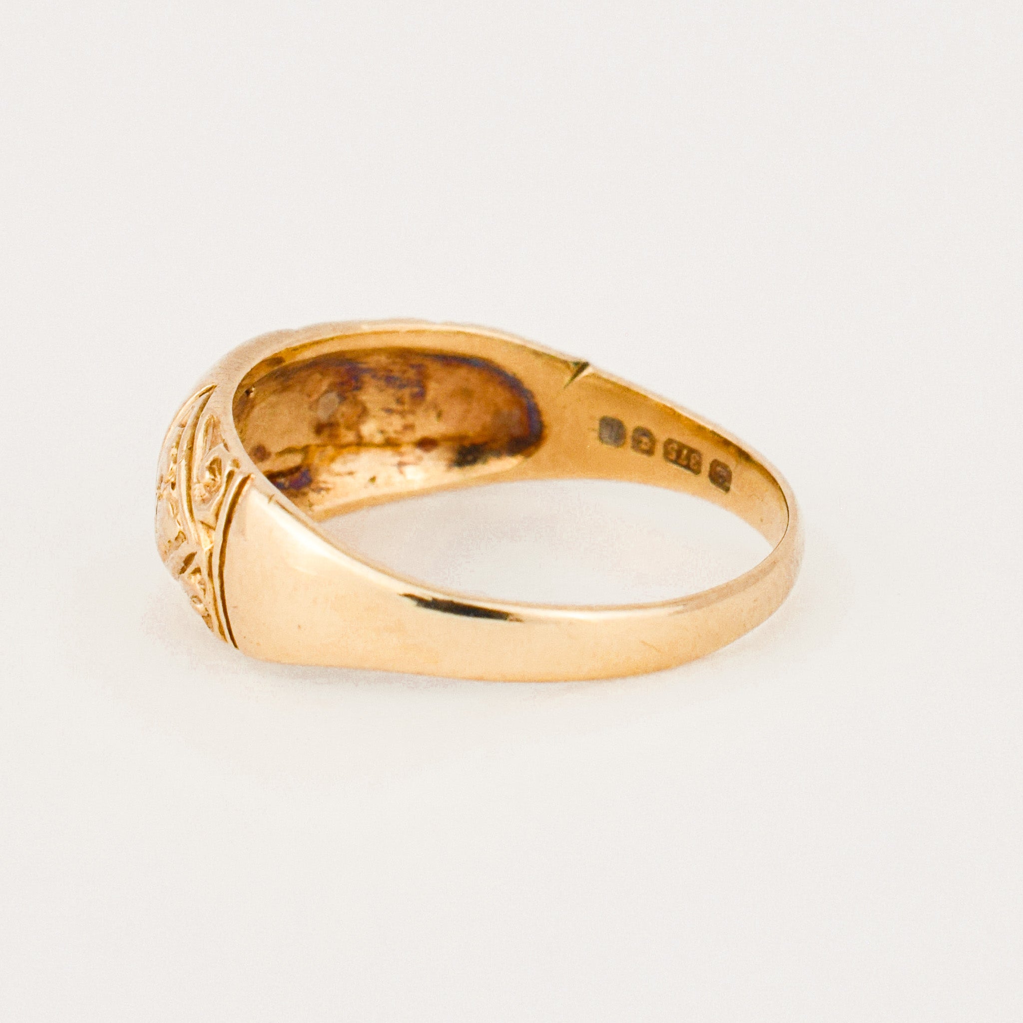 Vintage Sapphire Gold Band with Detailed Shoulders