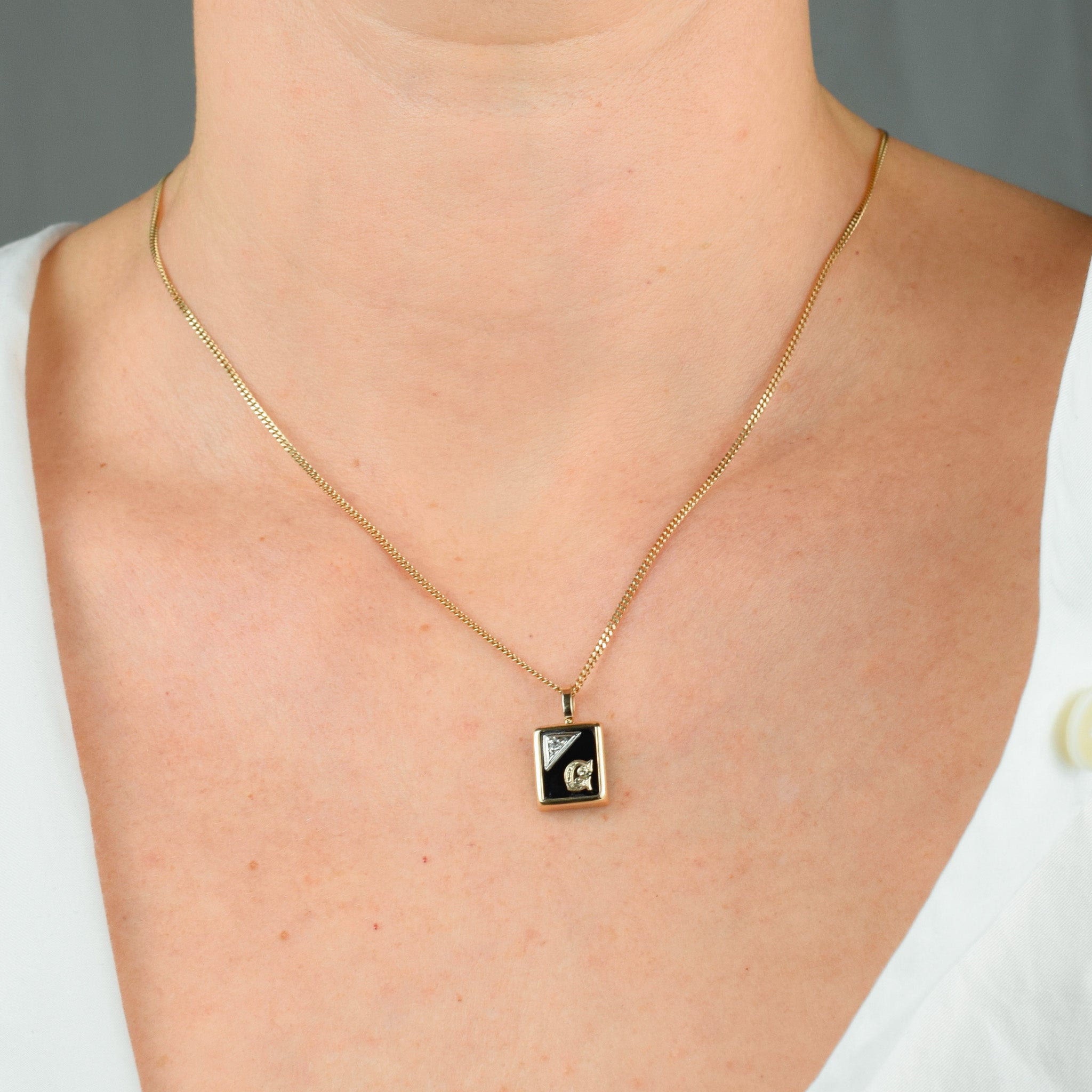 vintage 'G' onyx gold pendant 