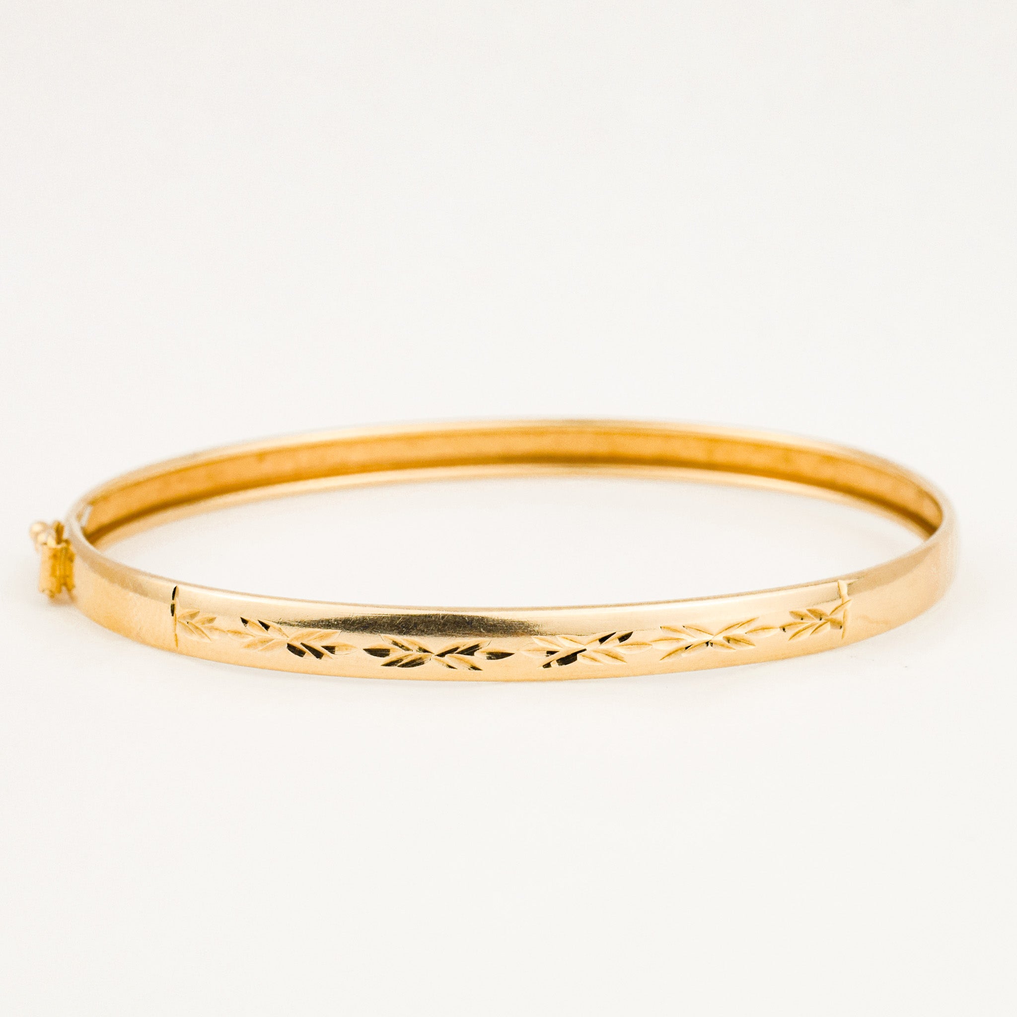 vintage 62.4 mm Carved Oval Bangle