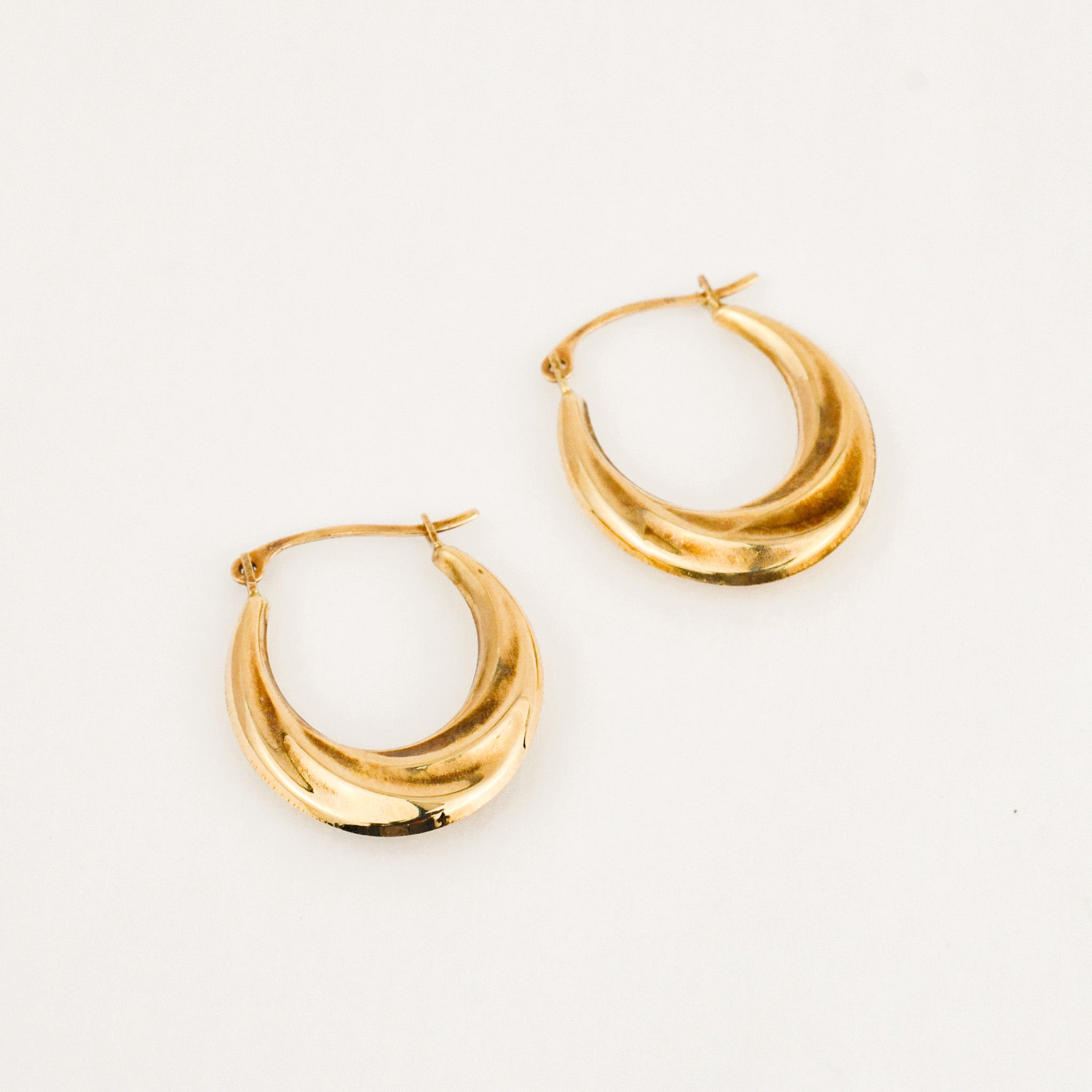 19 mm Wave Oval Gold Hoop Earrings
