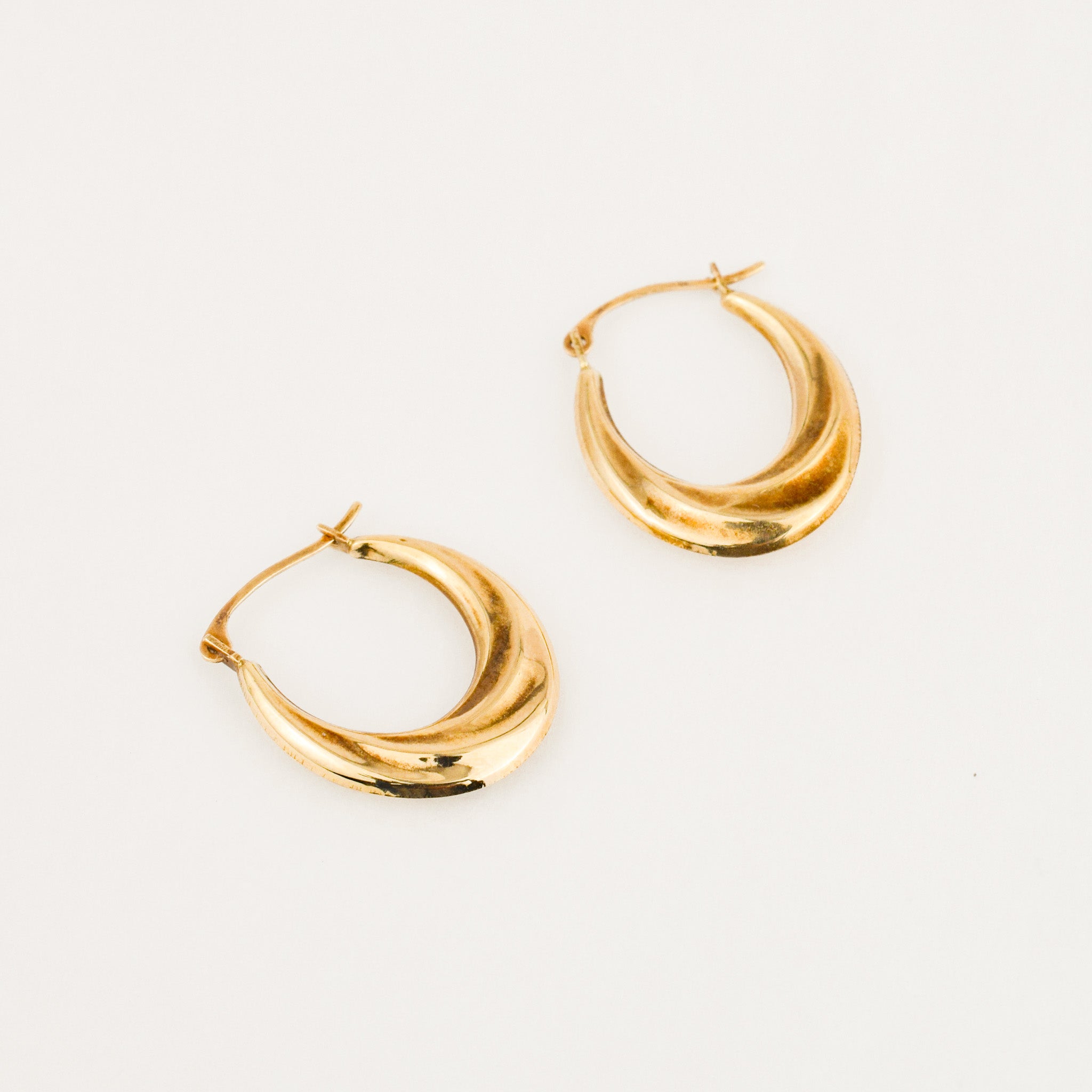 19 mm Wave Oval Gold Hoop Earrings
