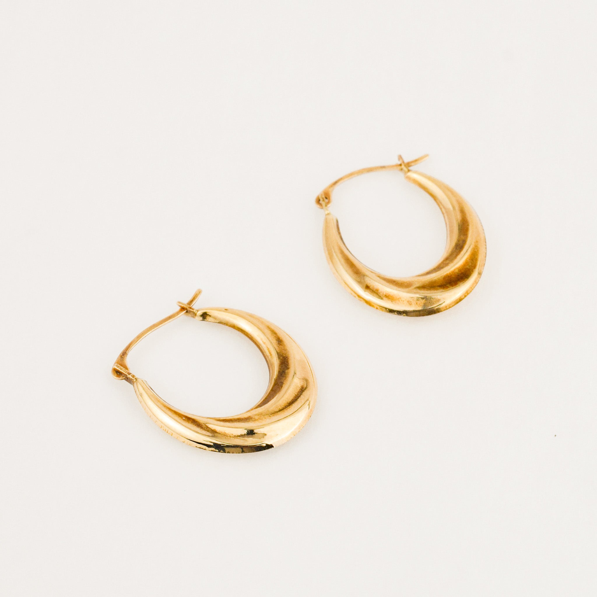 19 mm Wave Oval Gold Hoop Earrings