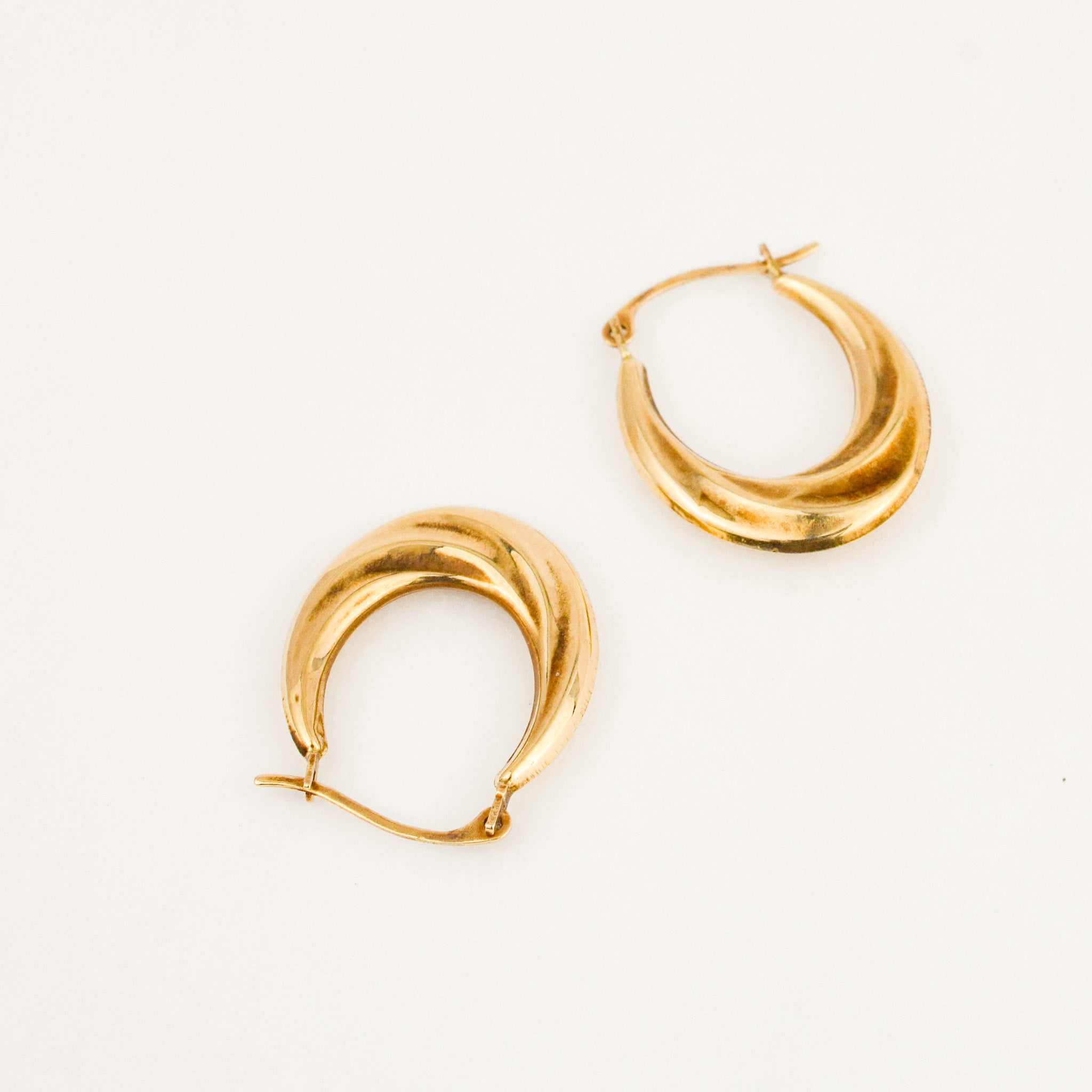 19 mm Wave Oval Gold Hoop Earrings