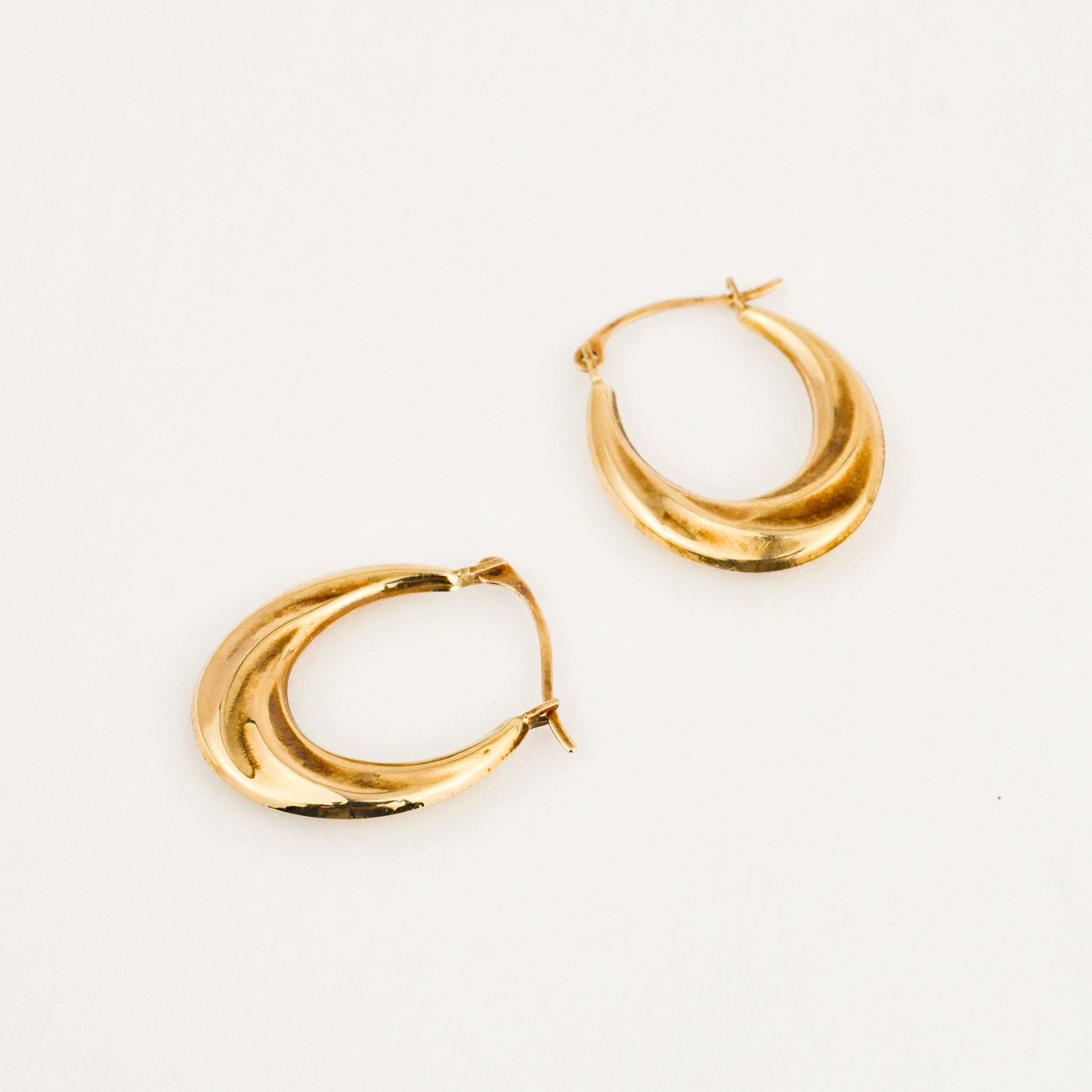 19 mm Wave Oval Gold Hoop Earrings