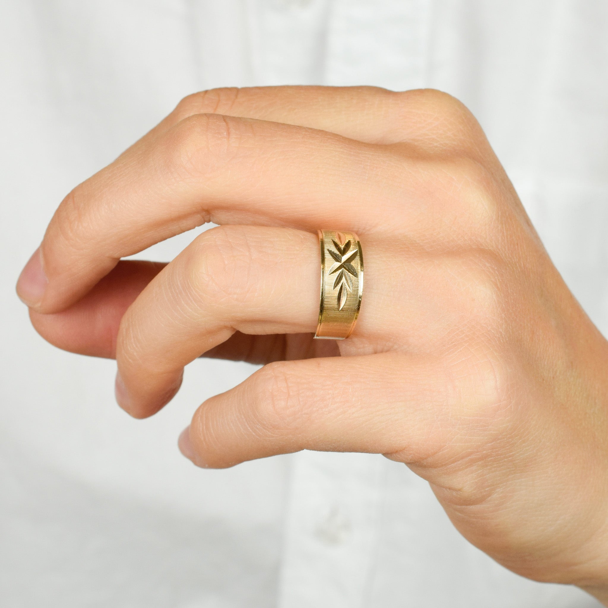 vintage 7.3mm Floral Etched Gold Band
