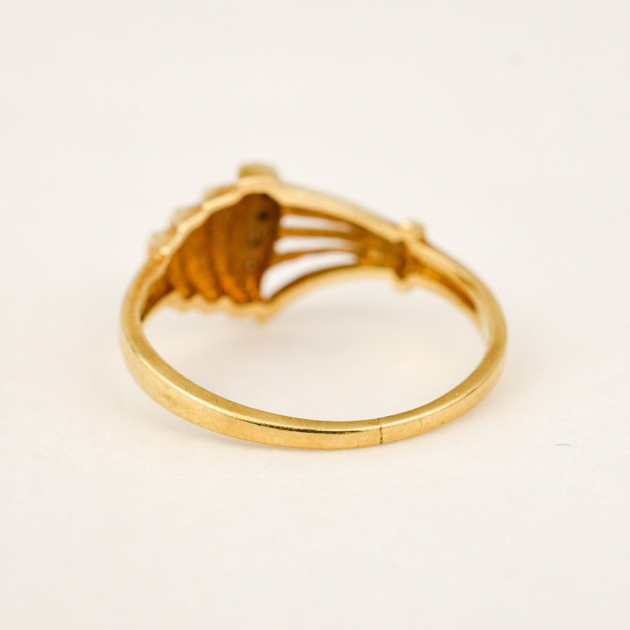 Sculptural Shell and Diamond Ring, close-up of the five diamonds set along the leading edge of the shell