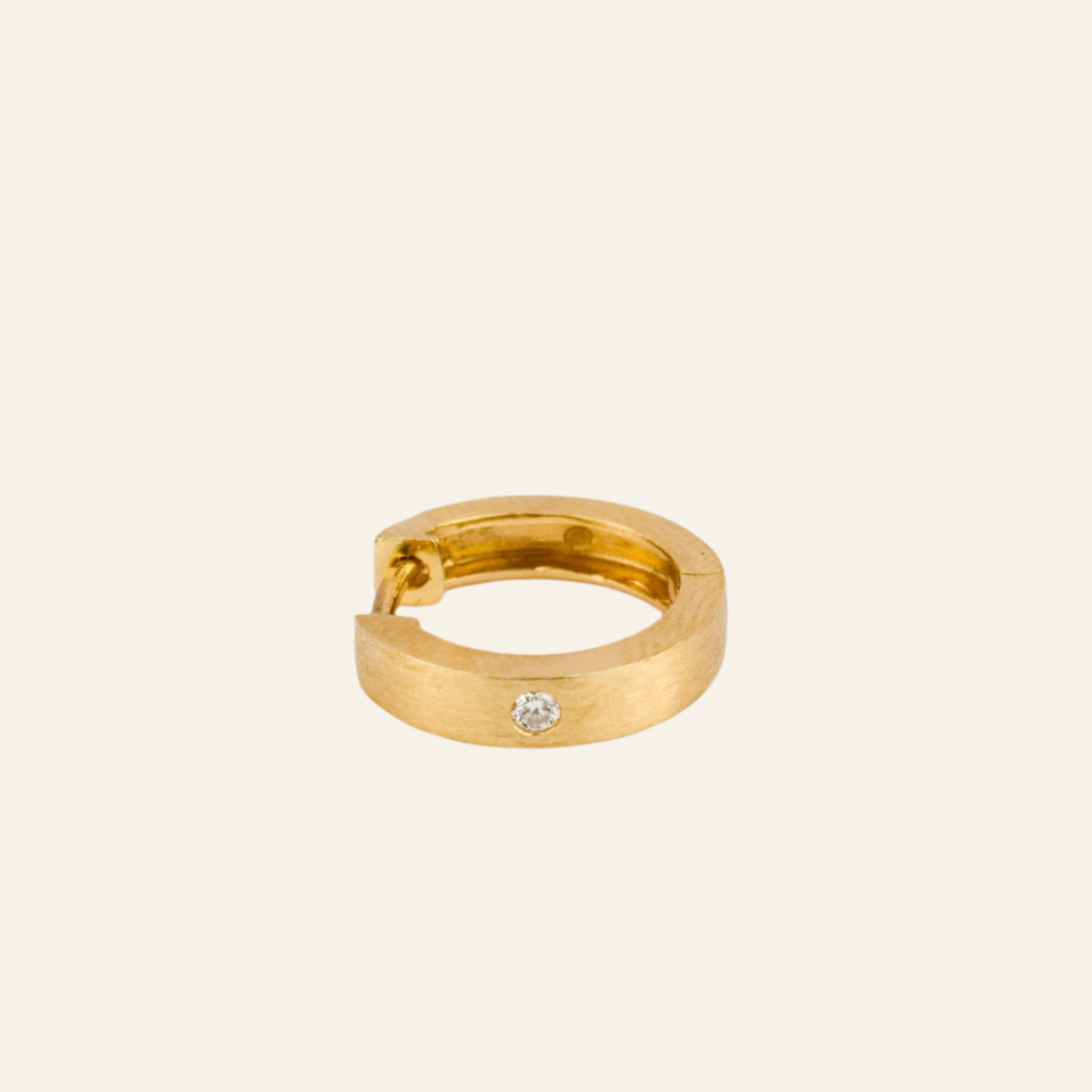 Single Hoop with Solitaire Diamond