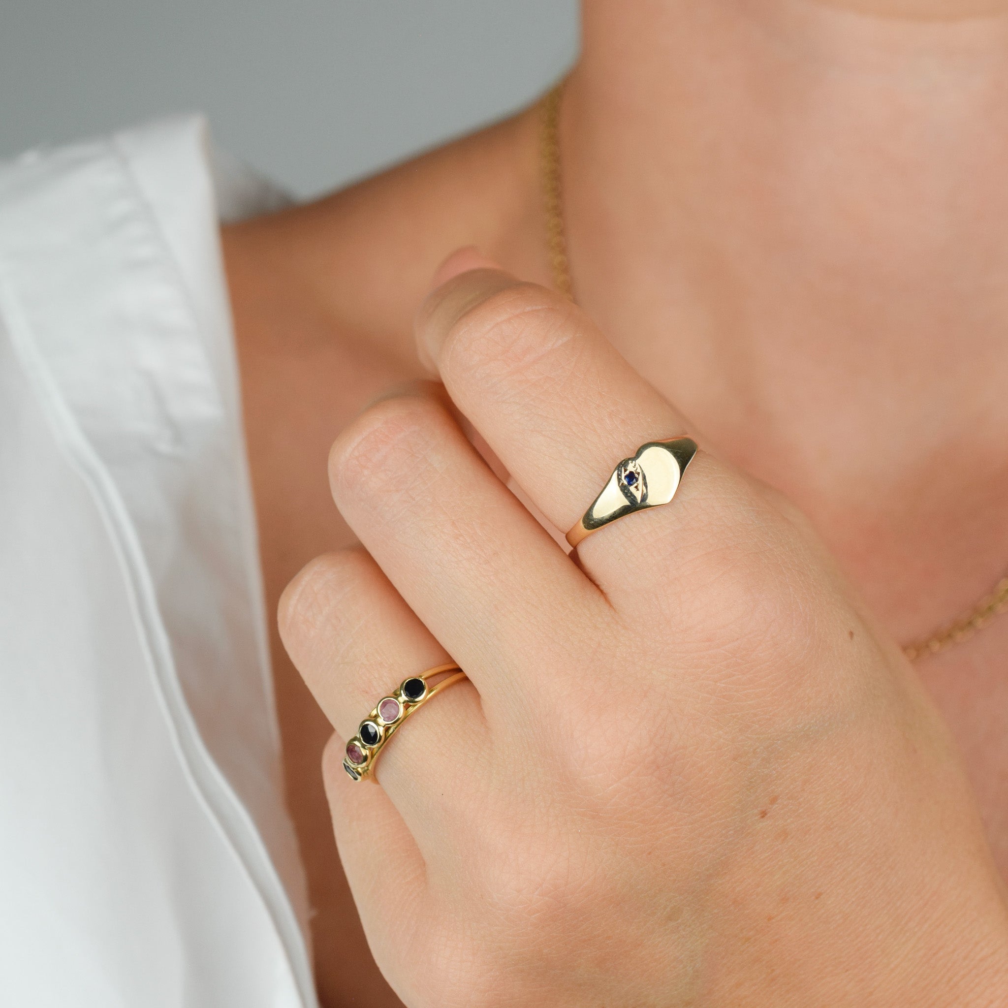 vintage gold sapphire signet ring, folklor vintage jewelry canada