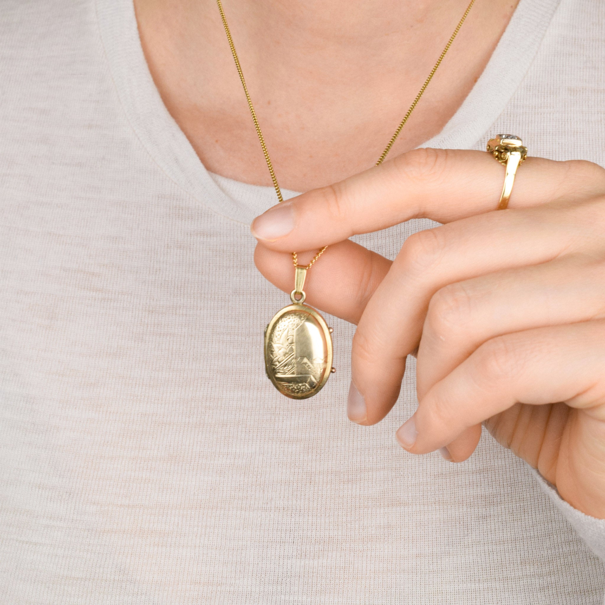antique oval locket, folklor vintage jewelry canada