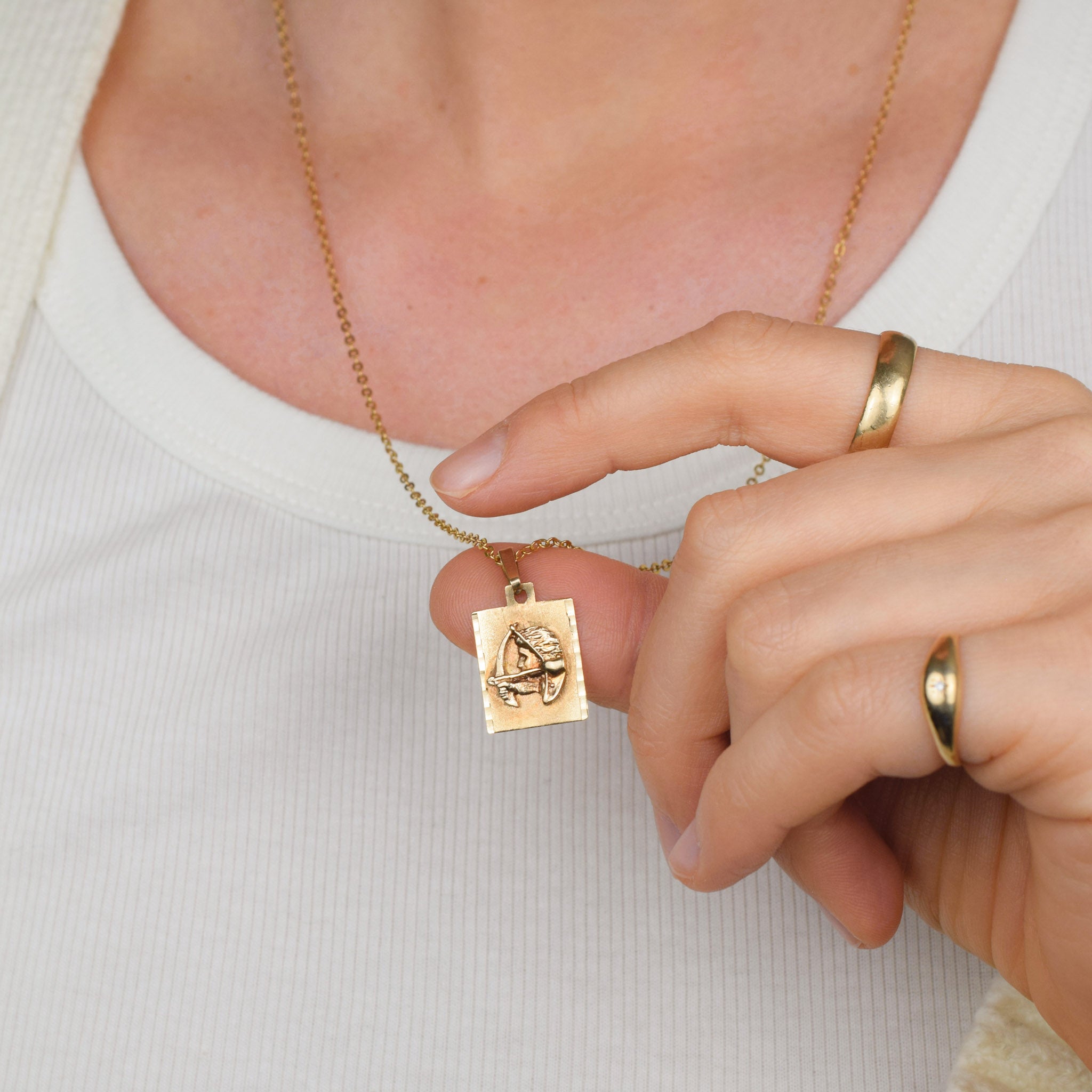 Golden Archer pendant, folklor