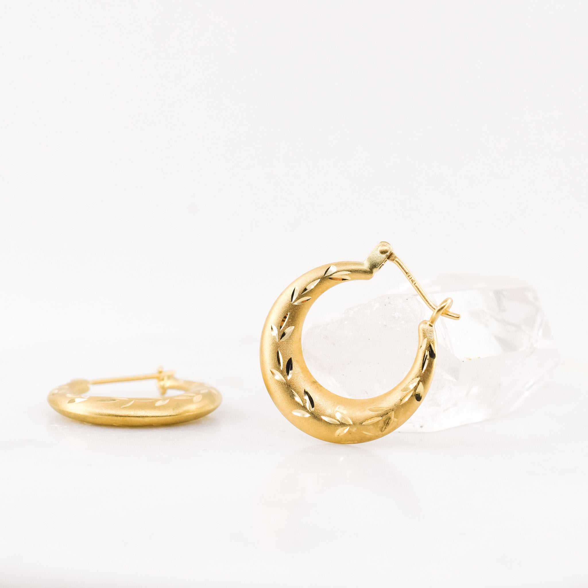 vintage gold floral hoop earrings, folklor vintage jewelry canada 