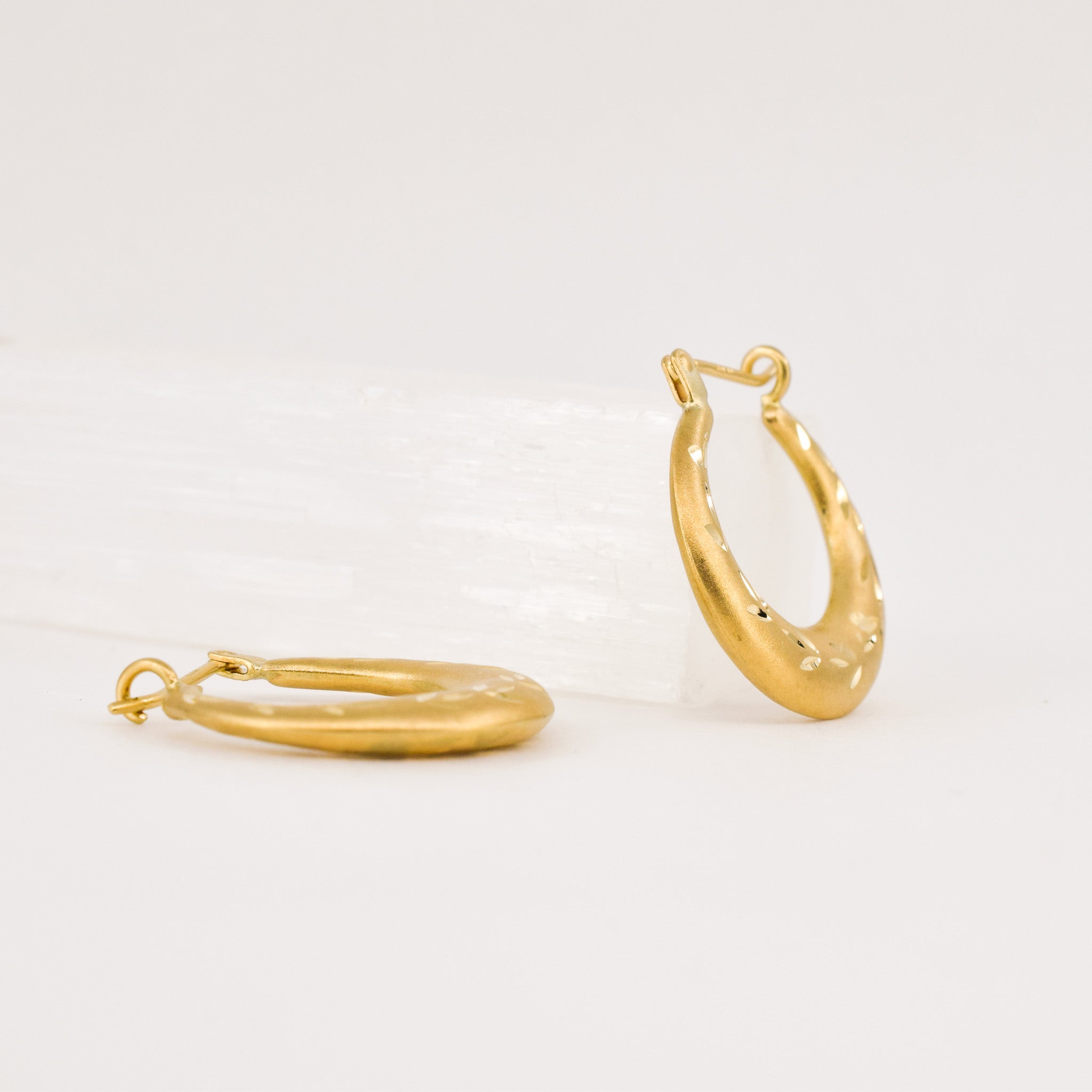 vintage gold floral hoop earrings, folklor vintage jewelry canada 