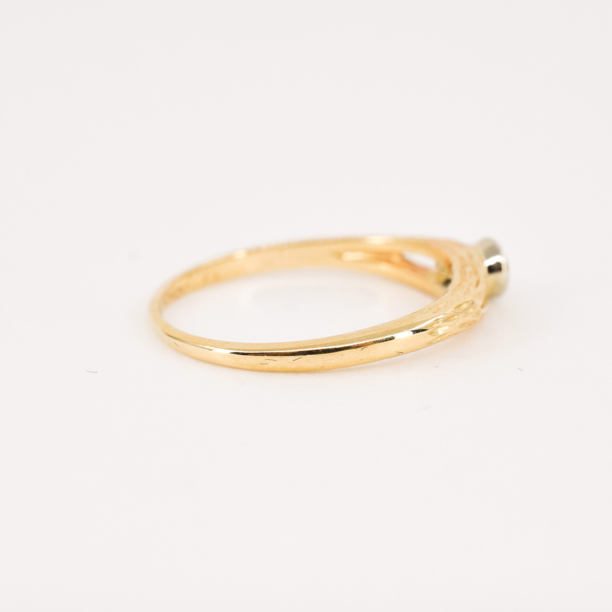 vintage bezel set stacking ring, folklor vintage and antique jewelry shop canada