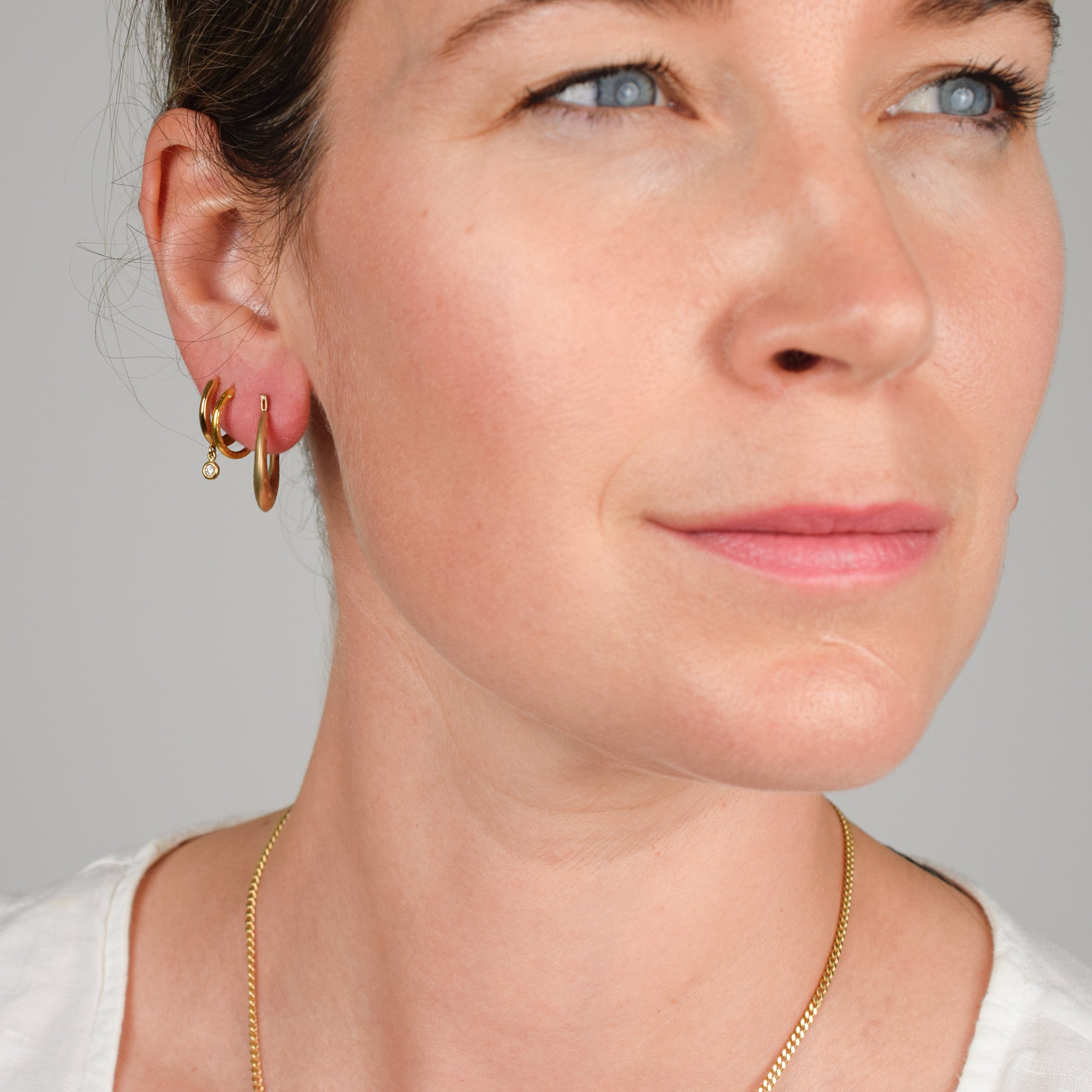 vintage gold floral hoop earrings, folklor vintage jewelry canada 