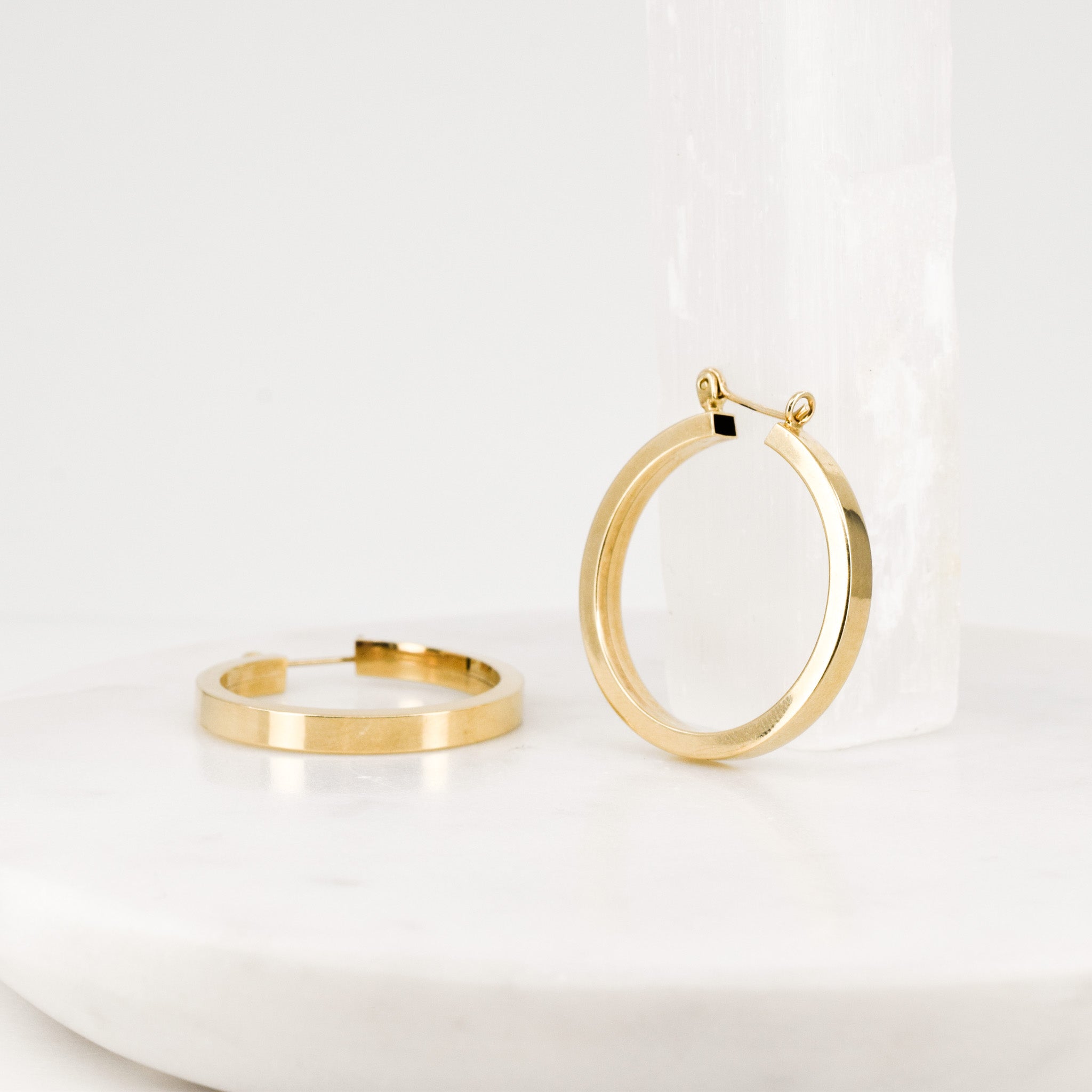 vintage gold sleek hoop earrings, folklor vintage jewelry canada 