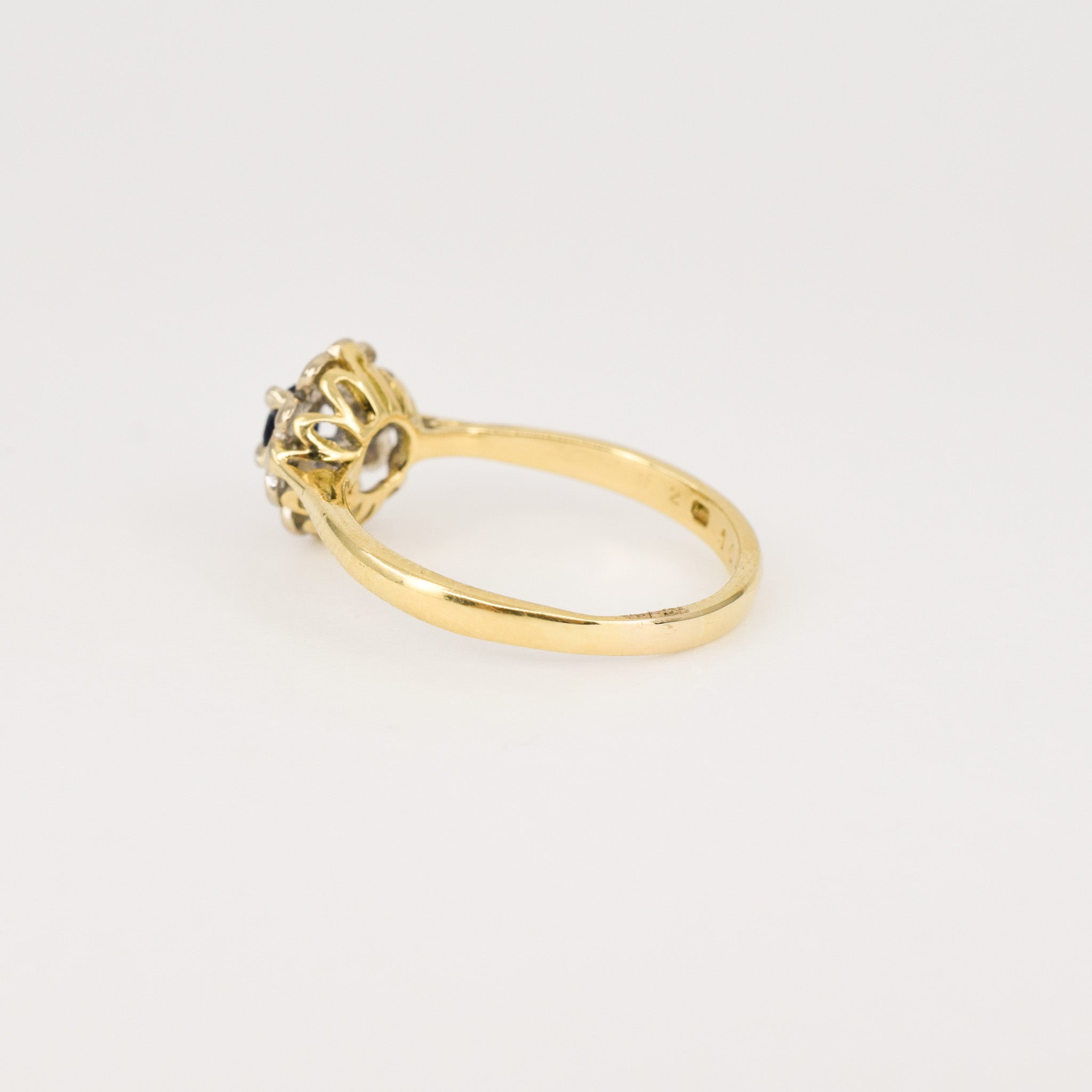 vintage sapphire and diamond ring made in London in the 60's, folklor vintage jewelry canada 
