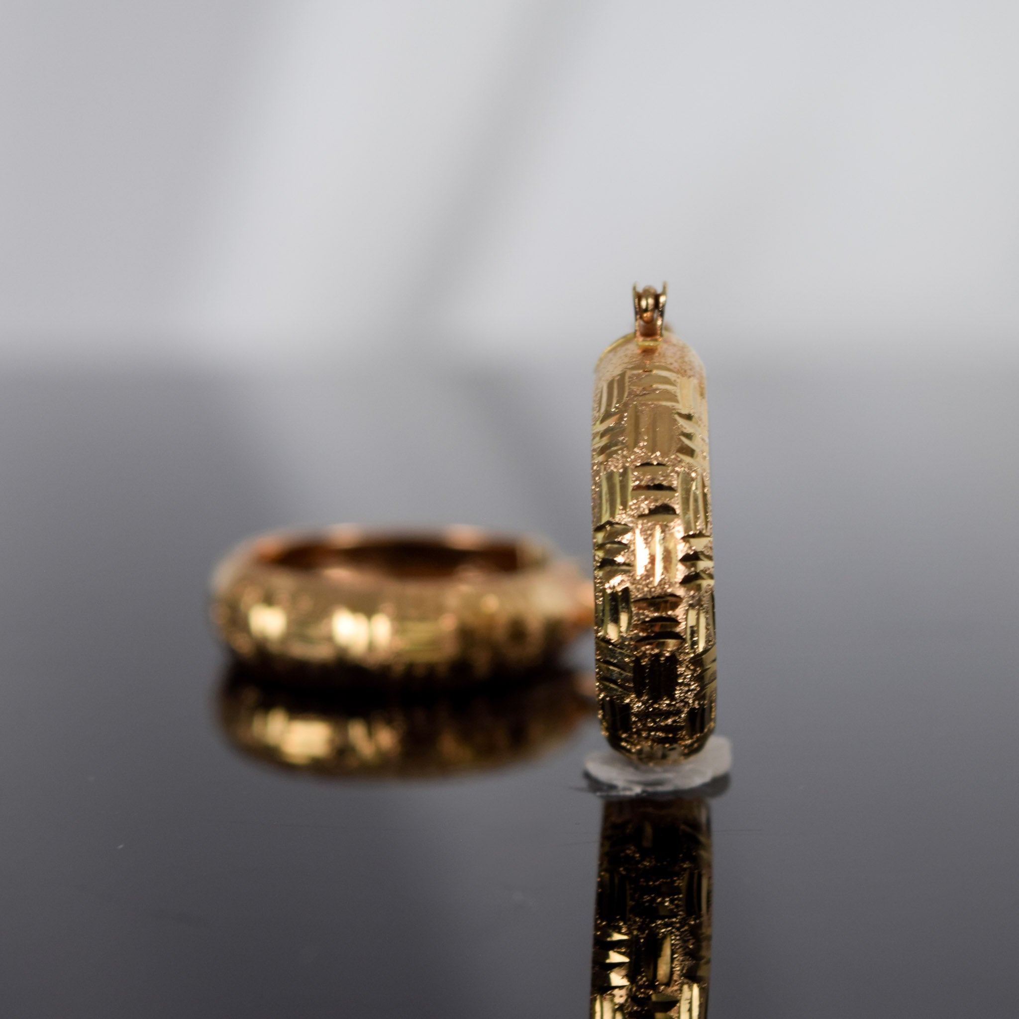 Weaving textured gold hoops, folklor 