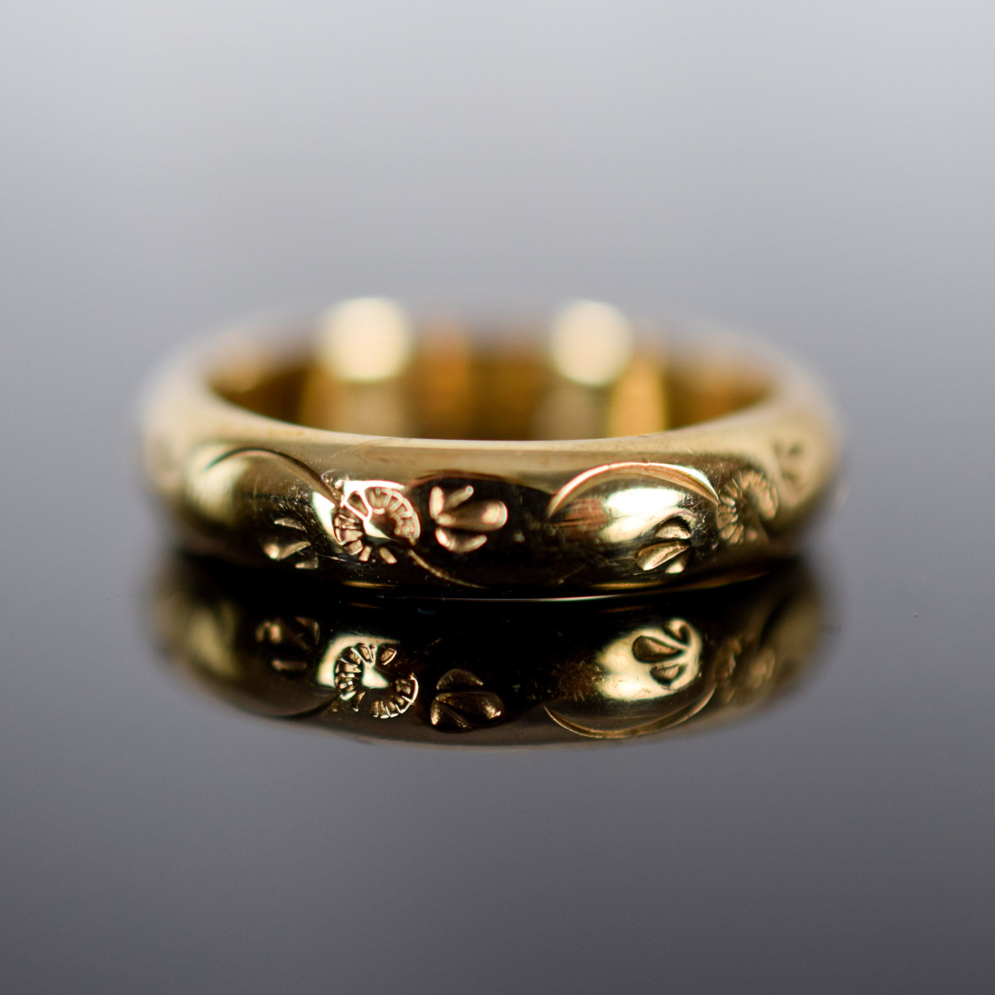 gorgeous gold band with floral etching, folklor vintage jewelry shop