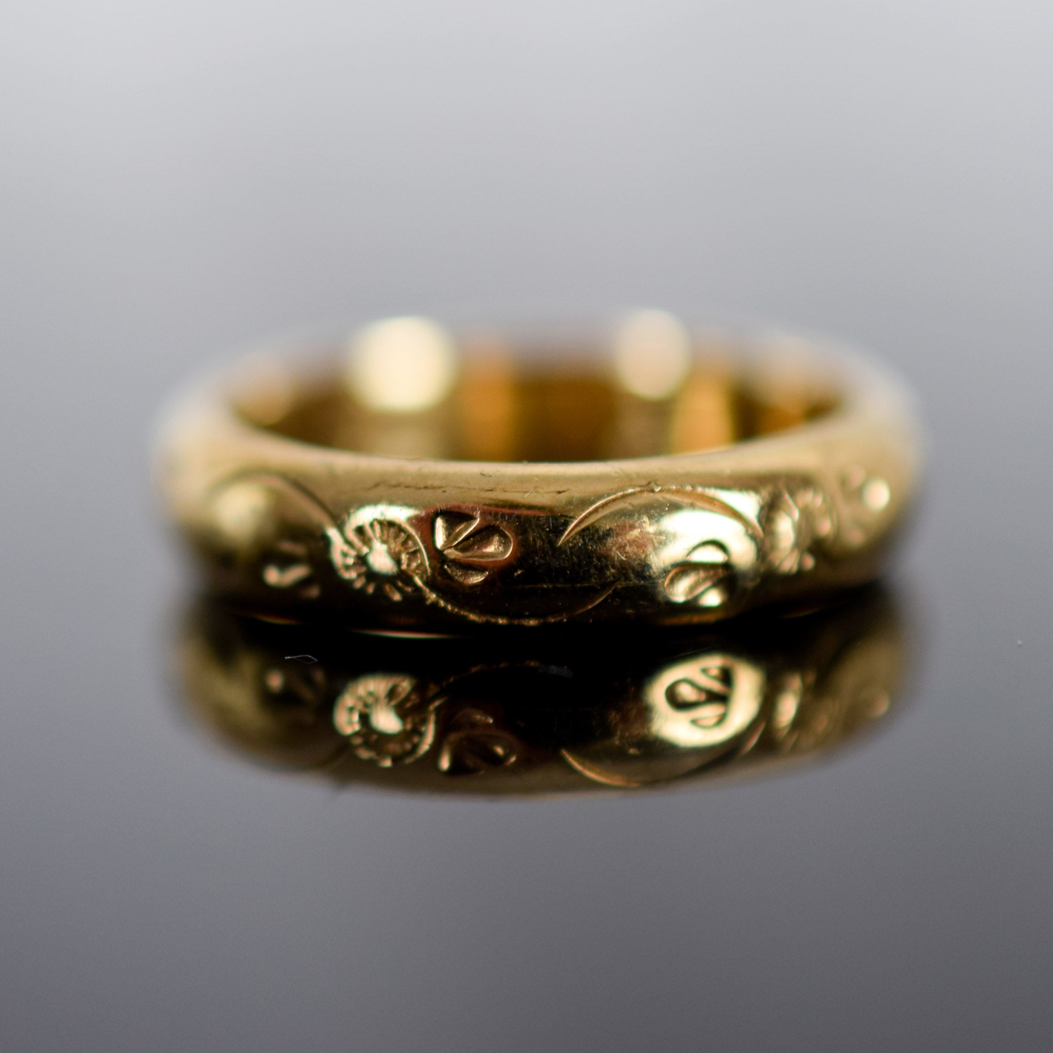 gorgeous gold band with floral etching, folklor vintage jewelry shop