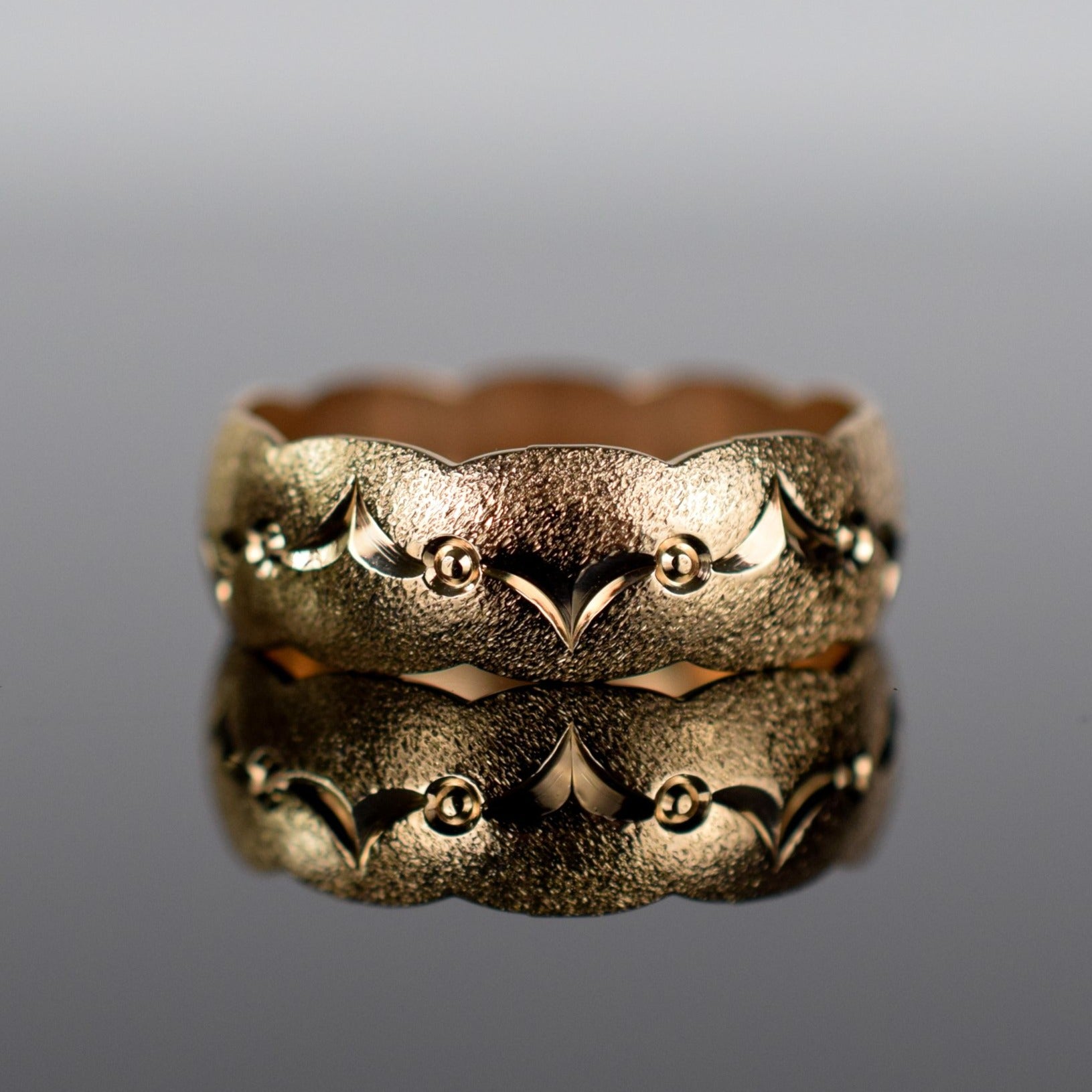 Vintage gold wedding band, folklor 