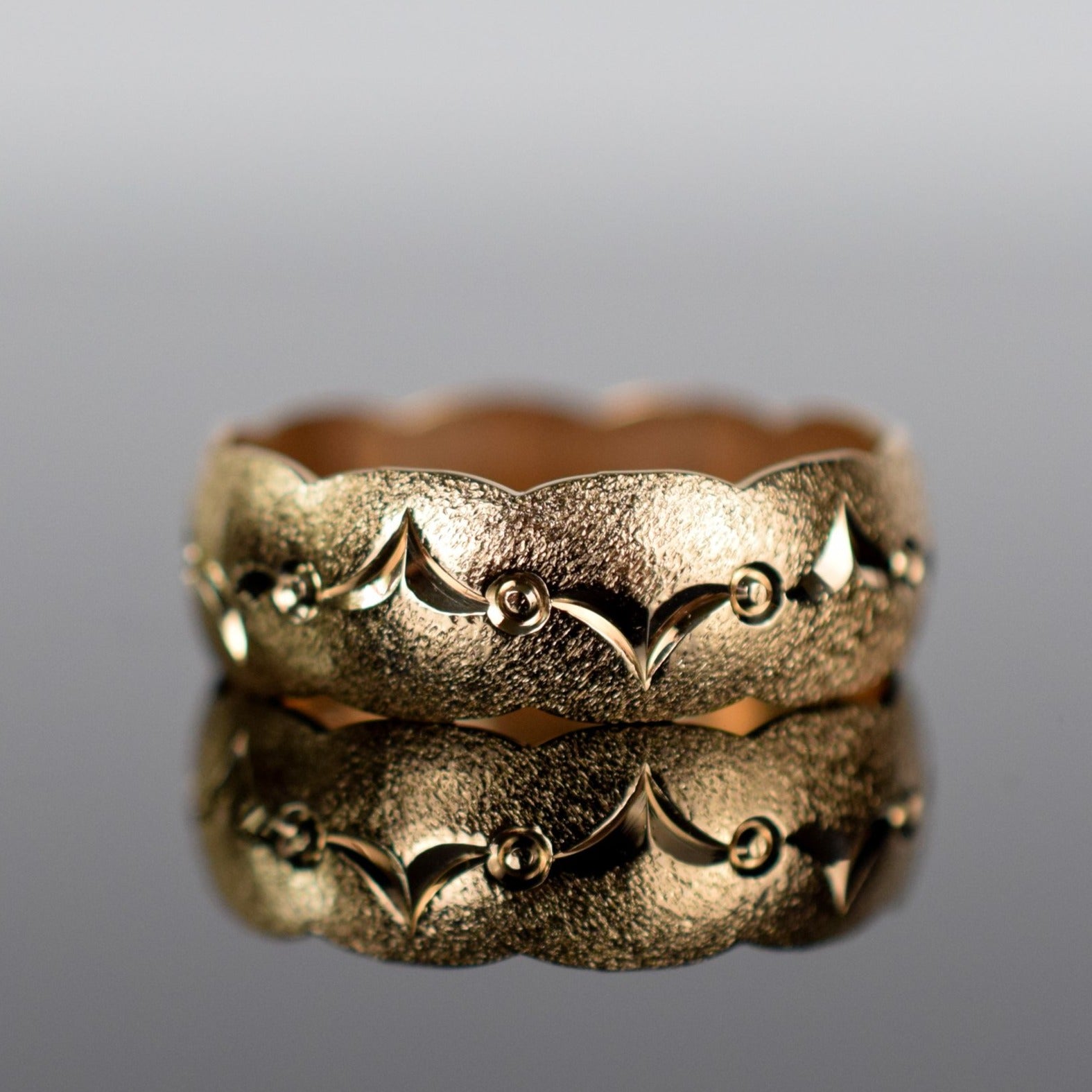 Vintage gold wedding band, folklor 