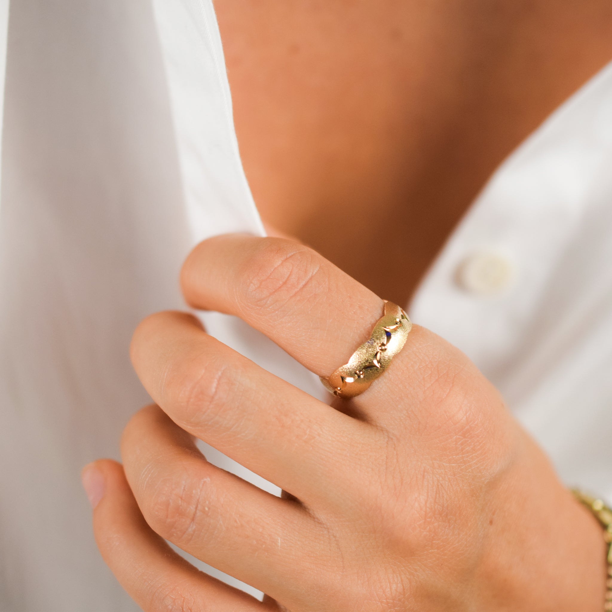 Vintage gold wedding band, folklor 