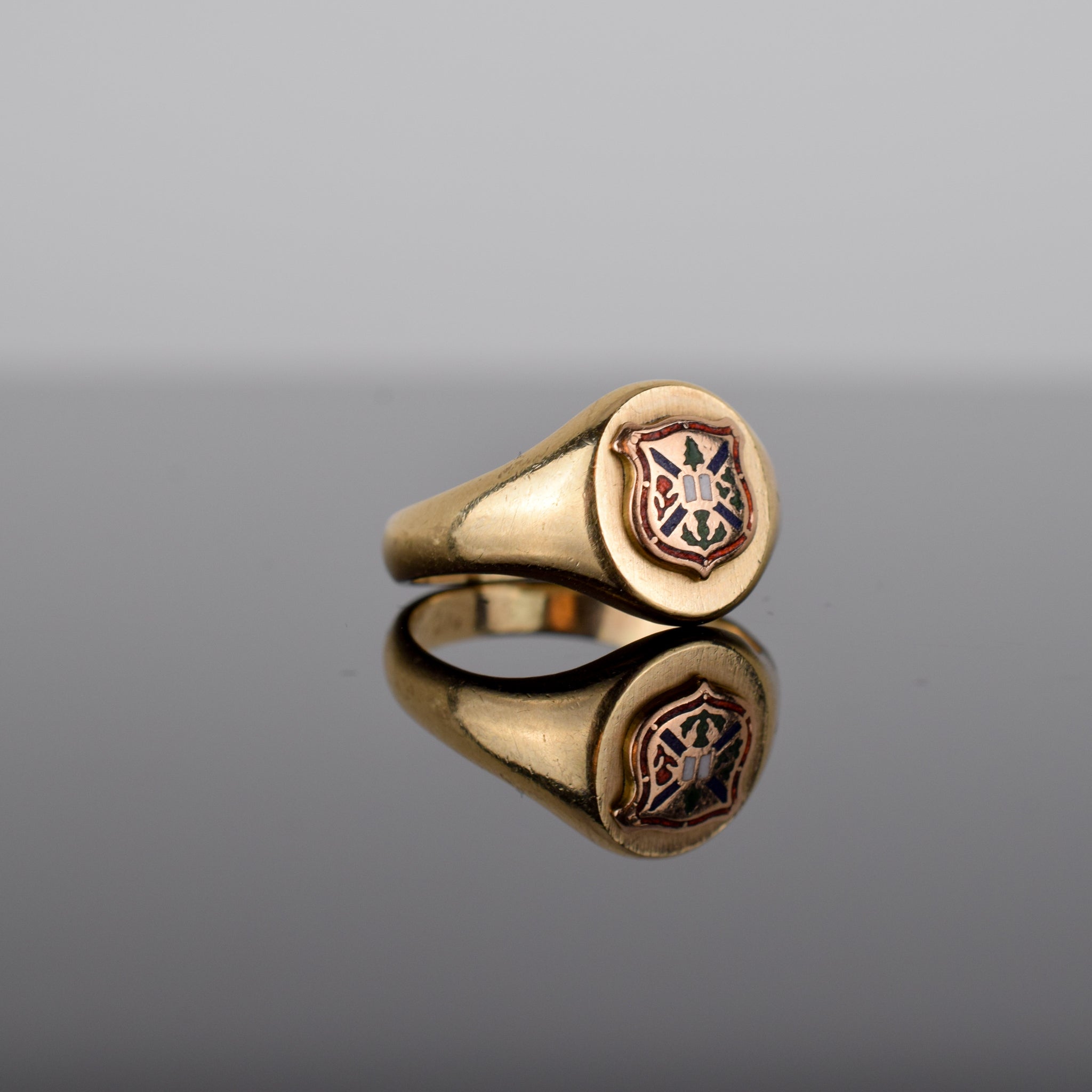 vintage queen's university coat of arms ring, folklor